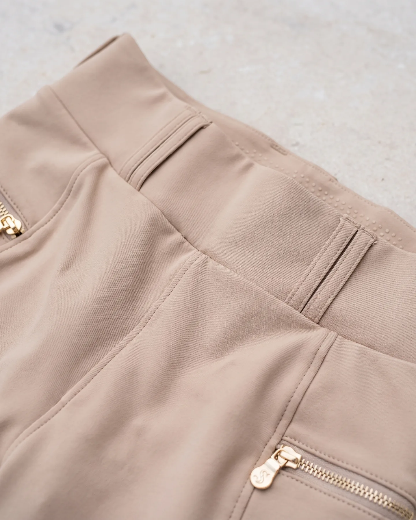 Ceinture haute d’un pantalon d’équitation beige, passants et surpiqûres (illustration générée par IA d’après notre échantillon)