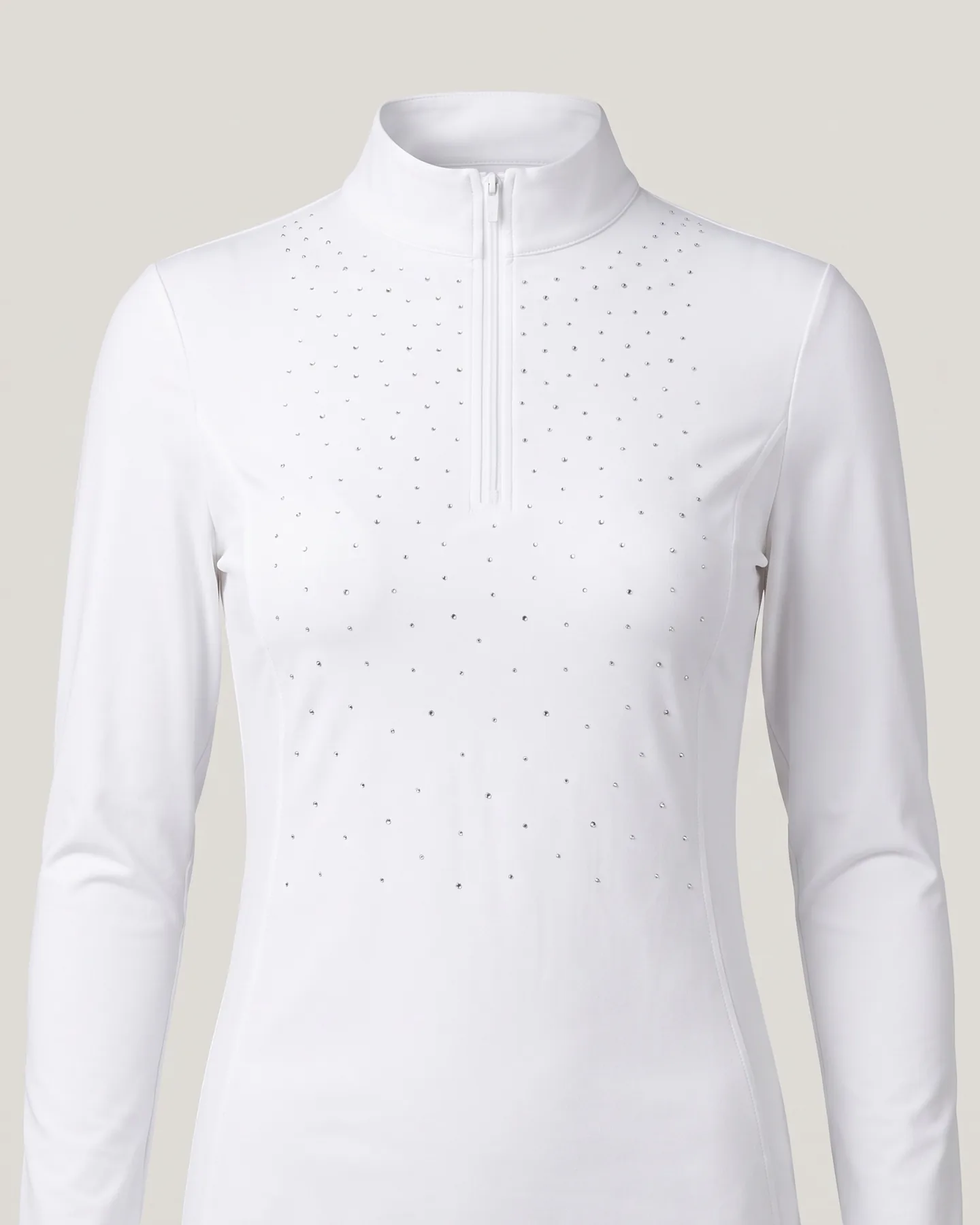 Chemise de concours blanche à col montant et patte zippée, semis de strass (illustration générée par IA d’après notre échantillon)