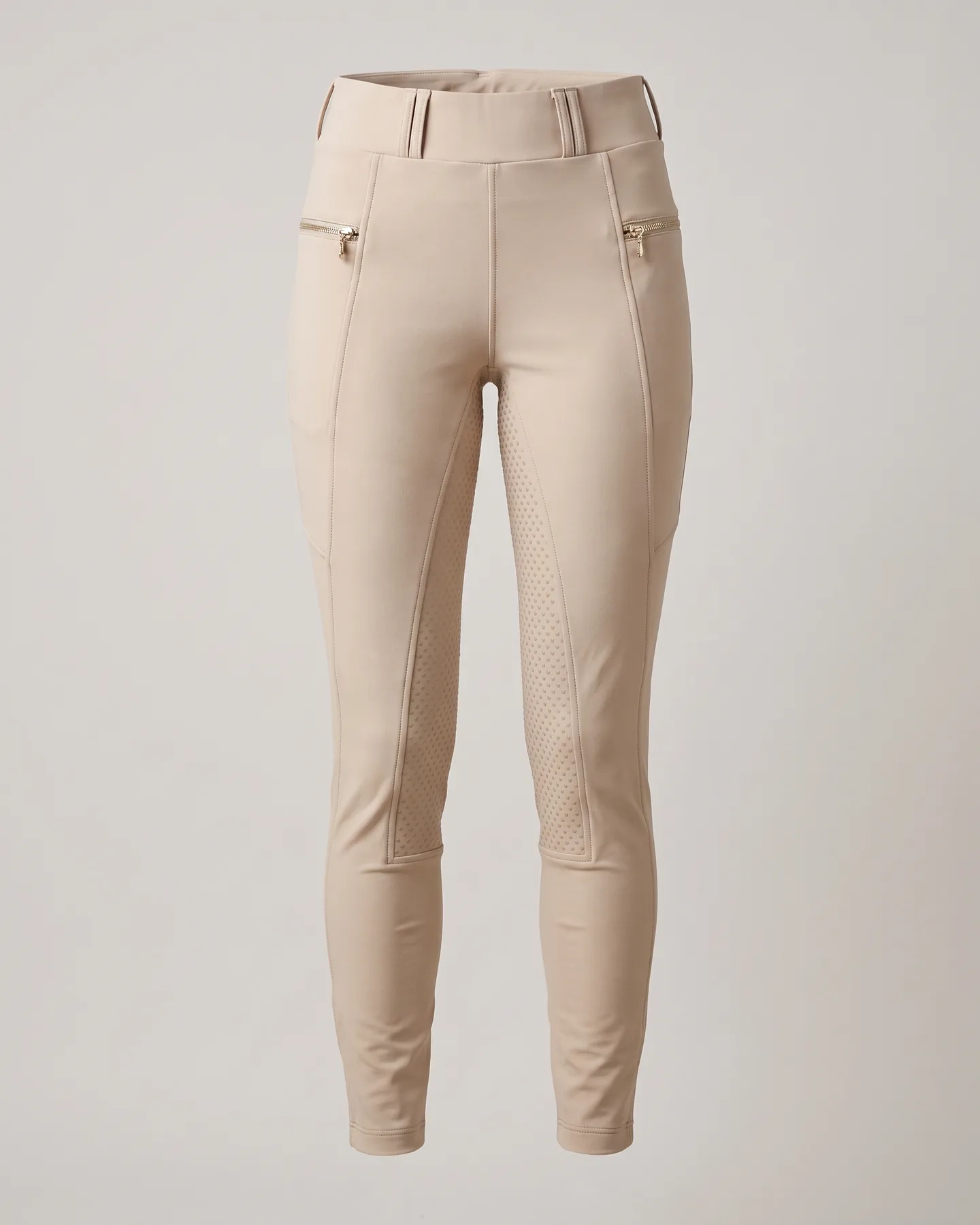 Pantalon d’équitation beige à taille haute, poches zippées et grip silicone (illustration générée par IA d’après notre échantillon)