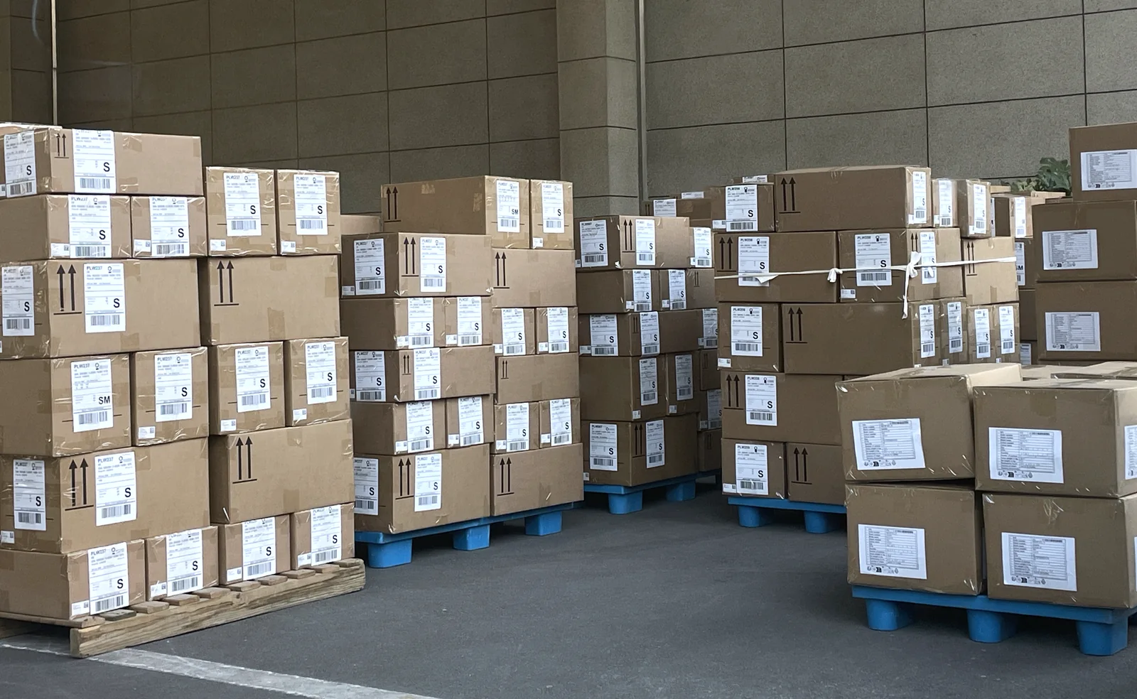 Cartons étiquetés sur palettes, prêts à l’expédition