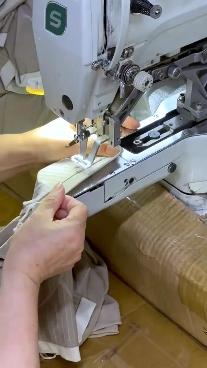Machine à points d’arrêt sur la ceinture d’un pantalon clair