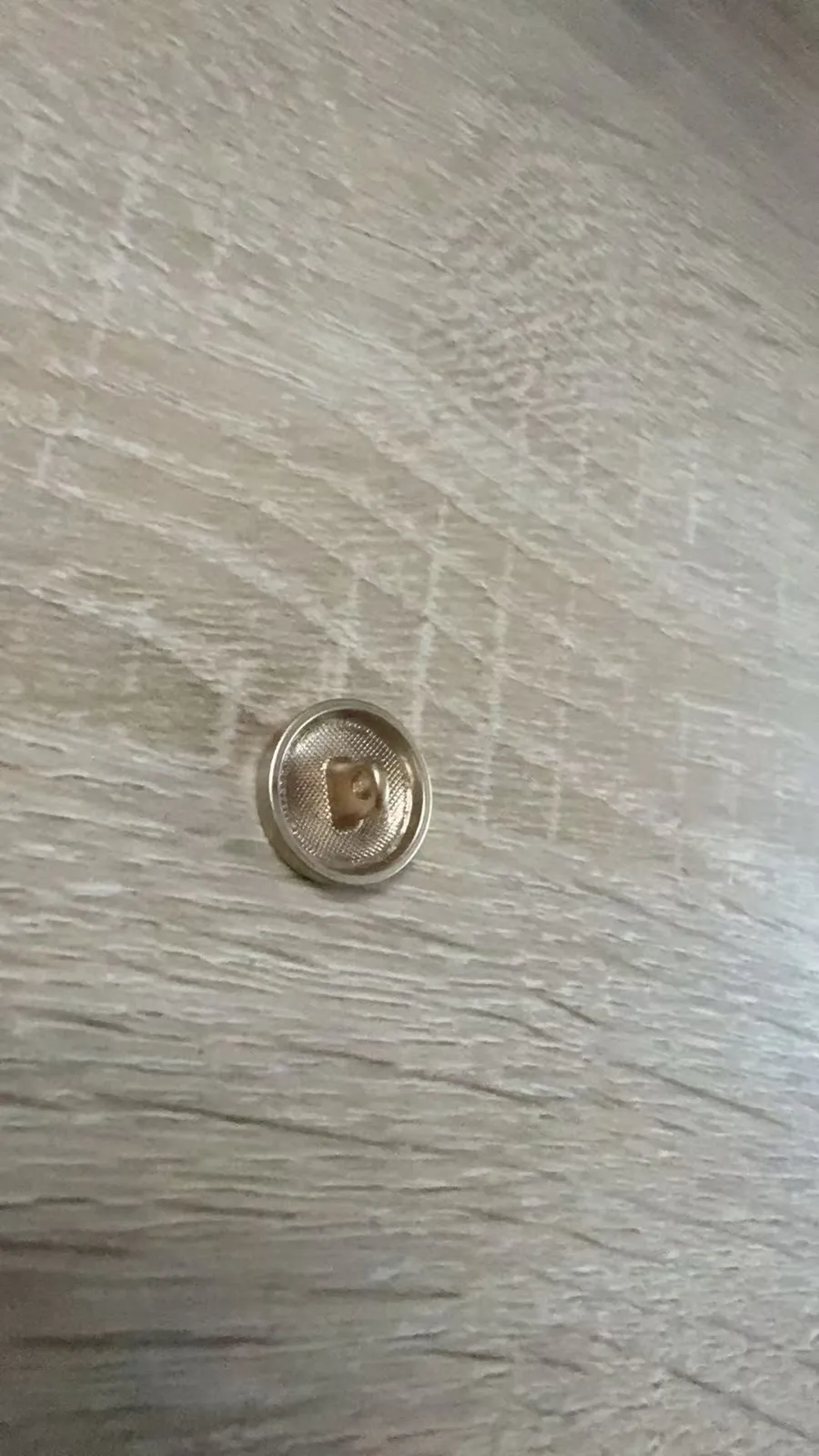 Bouton métal réel avec logo gravé