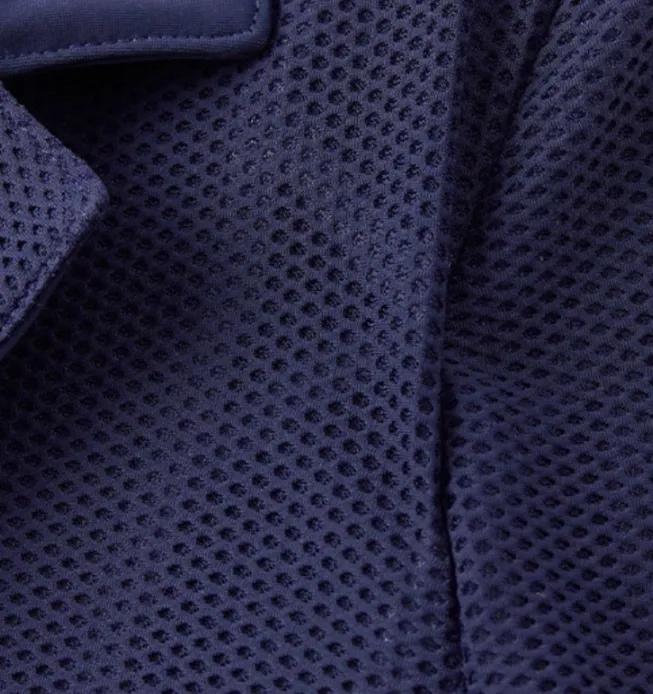 Photo réelle du tissu mesh respirant d’une veste de concours marine